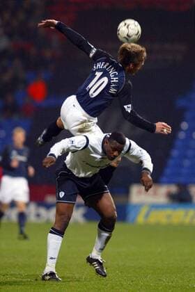 Teddy Sheringham (Spurs) gegen Bruno N Gotty (Bolton) Fußball Herren English Premier League 2002 2003, 1. Englische Liga, Bolton Wanderers - Tottenham Hotspurs 1:0 Gruppe Bolton Dynamik,