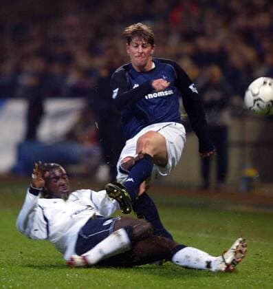 Darren Anderton (re., Spurs) gegen Bernard Mendy (Bolton) Fußball Herren English Premier League 2002 2003, 1. Englische Liga, Bolton Wanderers - Tottenham Hotspurs 1:0 Gruppe Bolton Dynamik,