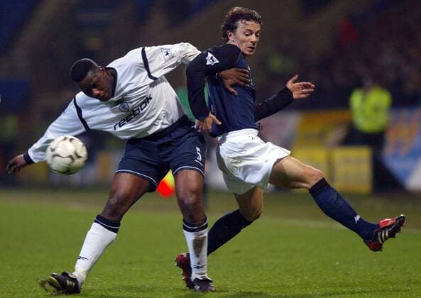 Bruno N Gotty (li., Bolton) gegen Simon Davies (Spurs) Fußball Herren English Premier League 2002 2003, 1. Englische Liga, Bolton Wanderers - Tottenham Hotspurs 1:0 Gruppe Bolton Dynamik,