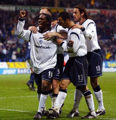 Augustine Okocha (li.) - Torjubel im Kreise seiner Kollegen, u.a. Youri Djorkaeff (2.v.re.) und Pierre-Yves Andre (alle Bolton) Fußball Herren English Premier League 2002 2003, 1. Englische Liga, Bolton Wanderers Gruppe Bolton Freude, Begeisterung,
