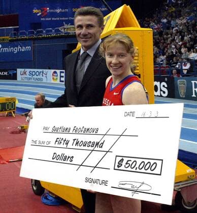Svetlana Feofanova (Russland) bekommt von Ex-Stabhochspringer Sergej Bubka (Ukraine) einen Scheck über 50.000 Dollar für ihren Weltrekord über 4,80m überreicht Leichtathletik WM Damen IAAF Hallen-Weltmeisterschaft 2003, Hallenweltmeisterschaft, Halle, Indoor, Nationaltrikot, Gruppe Birmingham Freude,