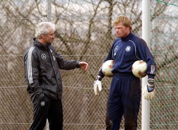 Teamchef Rudi Völler (li.) gibt Torwart Oliver Kahn (beide Deutschland) während des Trainings Anweisungen Fußball Herren Nationalmannschaft 2003, Nationalteam, Nationalmannschaftstraining, Training, Vdig Gruppe Herzogenaurach