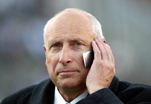 Präsident Dieter Krein (Cottbus) telefoniert Fußball 1. BL Herren Saison 2002 2003, Berlin - FC Energie Cottbus 3:1, Vdig Porträt Berlin
