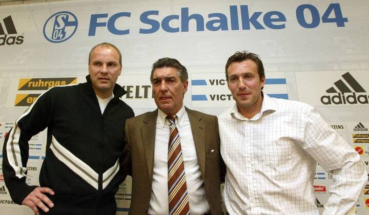Manager Rudi Assauer (Mitte) und die neue sportliche Führung: Interims-Teamchef Marc Wilmots (re.) und sein Assistent Oliver Reck (alle Schalke) Fußball 1. BL Herren Saison 2002 2003, FC Schalke 04, Pressekonferenz, PK, Pressetermin, Trainerwechsel, Vdig Gruppe Gelsenkirchen