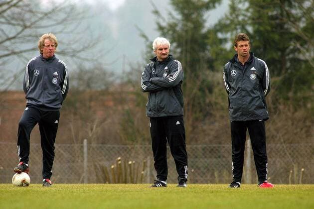 Das DFB-Trainergespann v.li.: Co-Trainer Erich Rutemöller, Teamchef Rudi Völler, Bundestrainer Michael Skibbe (alle Deutschland) schauen skeptisch drein Fußball Herren Nationalmannschaftstraining 2003, Nationalmannschaft, Nationalteam, Training, Trainerstab Gruppe Herzogenaurach Skepsis,