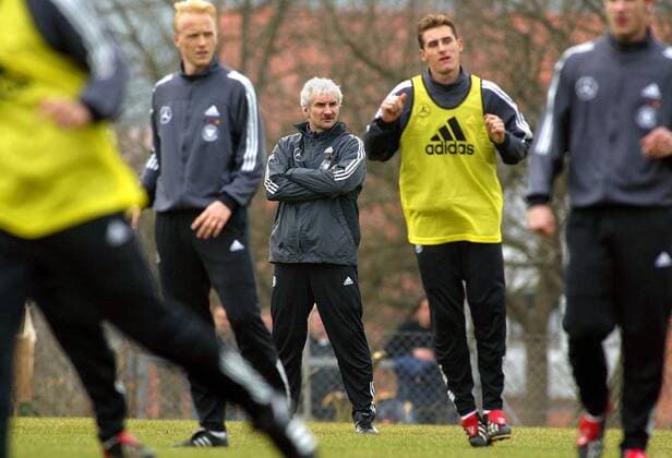 Teamchef Rudi Völler (Mitte, Deutschland) beobachtet seine Spieler mit wachsamen Blick Fußball Herren Nationalmannschaftstraining 2003, Nationalmannschaft, Nationalteam, Training, Gruppe Herzogenaurach