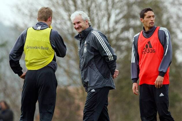 Teamchef Rudi Völler (Mitte) im Gespräch mit Hinkel (li.); daneben Kuranyi (alle Deutschland) Fußball Herren Nationalmannschaft 2003, Nationalteam, Training, Nationalmannschaftstraining Gruppe Herzogenaurach