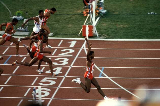 Olympiasieger Carl Lewis (re., USA) - Siegesjubel beim Zieleinlauf Leichtathletik OS Sommer Herren Olympische Spiele 1984, Sommerspiele, Olympia, Olympiade, Nationaltrikot, Gruppe Los Angeles Freude, Begeisterung,
