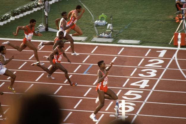 Olympiasieger Carl Lewis (re., USA) - Siegesjubel beim Zieleinlauf Leichtathletik OS Sommer Herren Olympische Spiele 1984, Sommerspiele, Olympia, Olympiade, Nationaltrikot, Gruppe Los Angeles Freude,