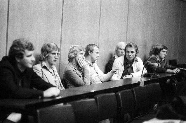 Bundesligaskandal: Schalke auf der Anklagebank - v.li.: Herbert Lütkebohmert, Klaus Fichtel, Jürgen Wittkamp, Reinhard Stan Libuda, Rolf Rüssmann, Klaus Fischer Fußball 1. BL Herren Saison 1975 1976, FC Schalke 04, Gruppe Essen