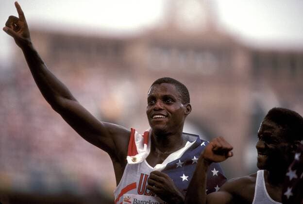 Carl Lewis (USA) - Siegesjubel Leichtathletik OS Sommer Herren Olympische Sommerspiele 1992, Olympia, Olympiade, Spiele, Nationaltrikot, Einzelbild Barcelona Freude,