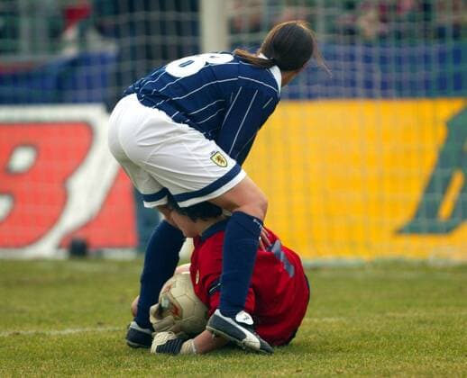 Torfrau Fay (am Boden) und Smith (beide Schottland) Fußball Länderspiel Damen Europameisterschaftsqualifikation 2003, Länderspiel, Qualifikation, Deutschland - Schottland 5:0 Gruppe Potsdam