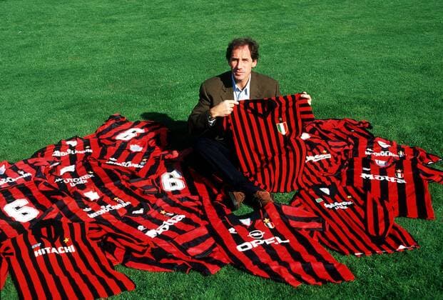 Franco Baresi (Milan), das Mailänder Urgestein, mit verschiedenen Milantrikots aus diversen Zeitepochen Fußball Herren Serie A 1994 1995, 1. Italienische Liga, AC Mailand, Shooting, Fotoshooting, Fototermin, Einzelbild Mailand