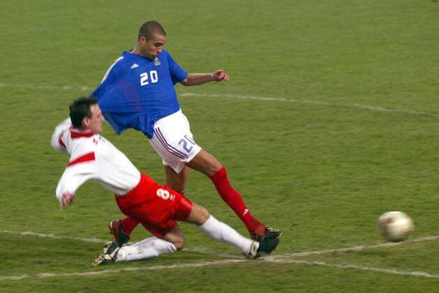 David Trezeguet (re., Frankreich) setzt sich gegen Vella (Malta) durch Fußball Länderspiel Herren Europameisterschaftsqualifikation 2003, Qualifikation, Länderspiel, Nationalmannschaft, Nationalteam Gruppe Lens Dynamik,  