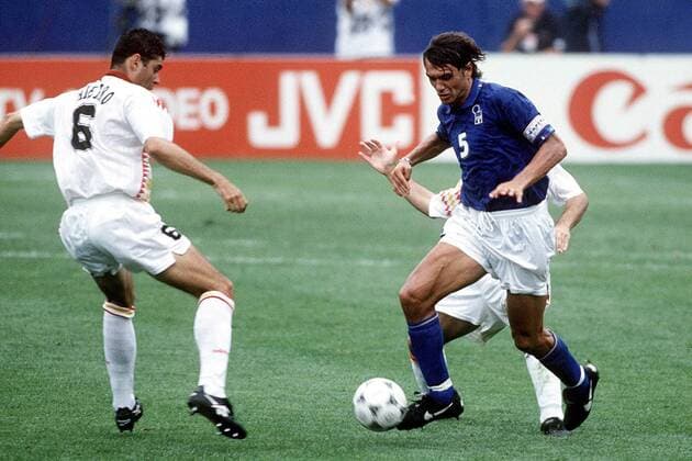 Paolo Maldini (re., Italien) gegen Fernando Hierro (Spanien) Fußball WM Herren Weltmeisterschaft 1994, Nationalmannschaft, Nationalteam, Nationaltrikot, Länderspiel, Viertelfinale Gruppe Foxboro Dynamik,