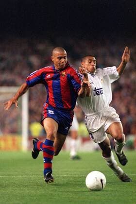 Ronaldo (li., Barca) gegen Roberto Carlos (Real) Fußball Herren Primera Division 1996 1997, 1. Spanische Liga, FC Barcelona - Real Madrid CF 1:0, Vneg Gruppe Barcelona Dynamik, Kampf,
