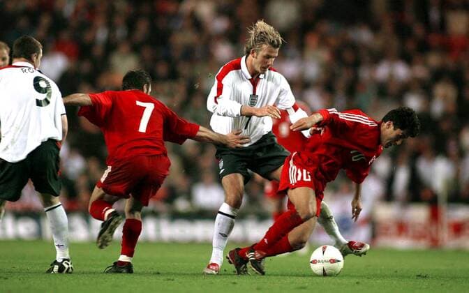 David Beckham (Mitte, England) gegen Okan (li.) und Yildiray Bastürk (beide Türkei) Fußball Länderspiel Herren Europameisterschaftsqualifikation 2003, Qualifikation, Nationalmannschaft, Nationalteam, Länderspiel Gruppe Sunderland Dynamik,