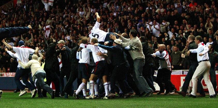 Englische Fans stürmen das Spielfeld nach dem Führungstor ihrer Mannschaft Fußball Länderspiel Herren Europameisterschaftsqualifikation 2003, Qualifikation, Nationalmannschaft, Nationalteam England Totale Länderspiel Platzsturm Platz Sunderland