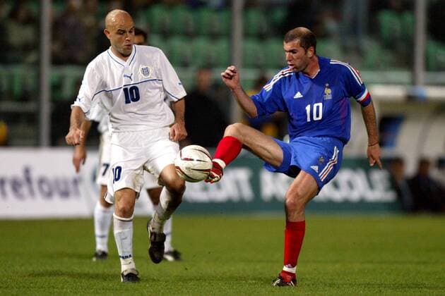 Zinedine Zidane (re., Frankreich) gegen Josef Abukasis (Israel) Fußball Länderspiel Herren Europameisterschaftsqualifikation 2003, Qualifikation, Nationalmannschaft, Nationalteam, Länderspiel Gruppe Palermo Dynamik,  