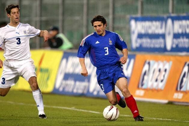 Bixente Lizarazu (re., Frankreich) gegen Omri Afek (Israel) Fußball Länderspiel Herren Europameisterschaftsqualifikation 2003, Qualifikation, Nationalmannschaft, Nationalteam, Länderspiel Gruppe Palermo Dynamik,  