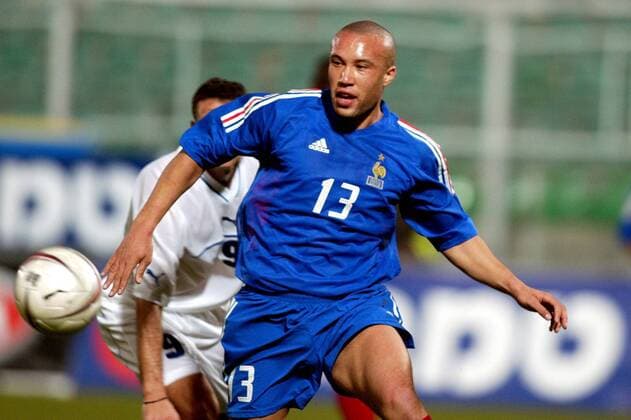 Mikael Silvestre (Frankreich) am Ball Fußball Länderspiel Herren Europameisterschaftsqualifikation 2003, Qualifikation, Nationalmannschaft, Nationalteam, Länderspiel Einzelbild Palermo Dynamik,  