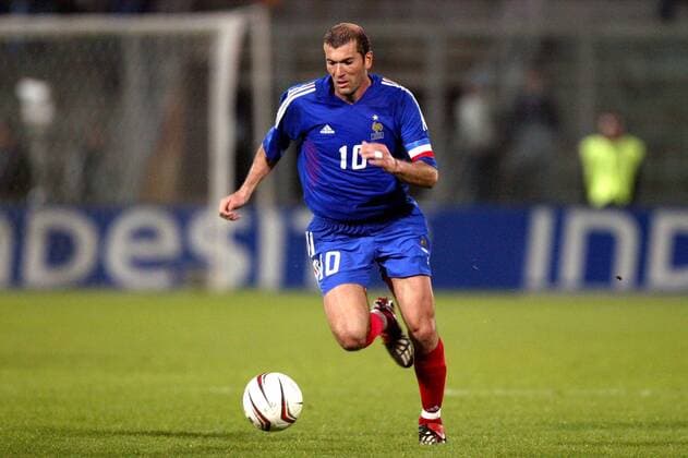 Zinedine Zidane (Frankreich) am Ball Fußball Länderspiel Herren Europameisterschaftsqualifikation 2003, Qualifikation, Nationalmannschaft, Nationalteam, Länderspiel Einzelbild Palermo Dynamik,  