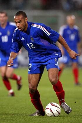 Thierry Henry (Frankreich) am Ball Fußball Länderspiel Herren Europameisterschaftsqualifikation 2003, Qualifikation, Nationalmannschaft, Nationalteam, Länderspiel Einzelbild Palermo Dynamik,  