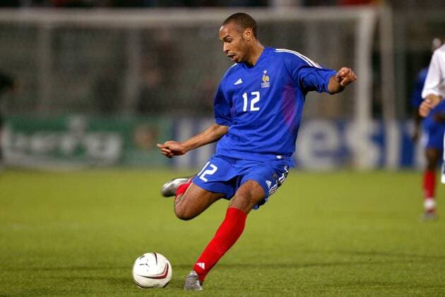 Thierry Henry (Frankreich) zieht ab Fußball Länderspiel Herren Europameisterschaftsqualifikation 2003, Qualifikation, Nationalmannschaft, Nationalteam, Länderspiel Einzelbild Palermo Dynamik,  