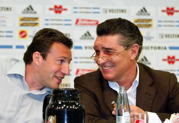 Teamchef Marc Wilmots (li.) und Manager Rudi Assauer (beide Schalke) im Gespräch während der Pressekonferenz Fußball 1. BL Herren Saison 2002 2003, FC Schalke 04, Pressetermin, PK, Vdig Gruppe Gelsenkirchen Freude