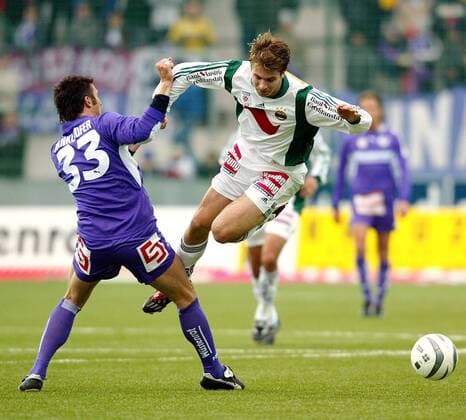 Andreas Ivanschitz (re., Rapid Wien) gegen Thomas Winklhofer (Salzburg) Fußball Herren tmobileBundesliga 2002 2003, 1. Österreichische Liga, SV Wüstenrot Salzburg - SK Rapid Wien 2:0 Gruppe Salzburg Dynamik, Kampf,