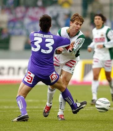 Andreas Ivanschitz (re., Rapid Wien) gegen Thomas Winklhofer (Salzburg) Fußball Herren tmobileBundesliga 2002 2003, 1. Österreichische Liga, SV Wüstenrot Salzburg - SK Rapid Wien 2:0 Gruppe Salzburg Dynamik, Kampf,