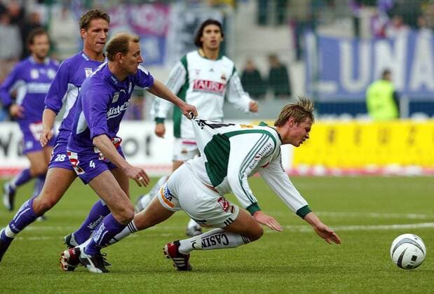 Roman Kienast (re., Rapid Wien) gegen Roman Szewczyk (Salzburg) Fußball Herren tmobileBundesliga 2002 2003, 1. Österreichische Liga, SV Wüstenrot Salzburg - SK Rapid Wien 2:0 Gruppe Salzburg Dynamik, Kampf,
