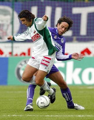 Ivan Knez (vorn, Rapid Wien) gegen Markus Scharrer (Salzburg) Fußball Herren tmobileBundesliga 2002 2003, 1. Österreichische Liga, SV Wüstenrot Salzburg - SK Rapid Wien 2:0 Gruppe Salzburg Dynamik, Kampf,