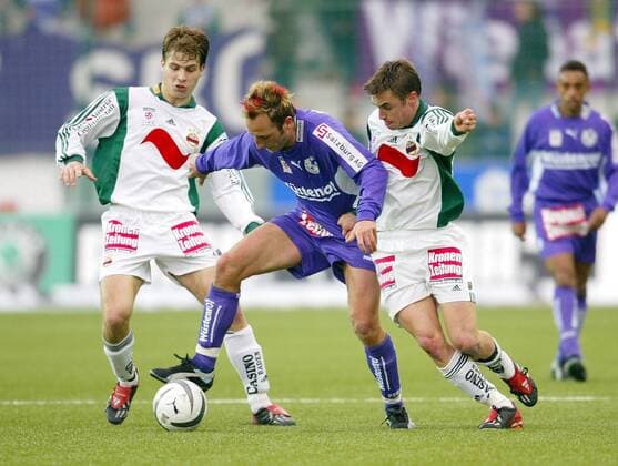 Alexander Schriebl (Mitte, Salzburg) gegen Steffen Hofmann (re.) und Andreas Ivanschitz (beide Rapid Wien) Fußball Herren tmobileBundesliga 2002 2003, 1. Österreichische Liga, SV Wüstenrot Salzburg - SK Rapid Wien 2:0 Gruppe Salzburg Dynamik,