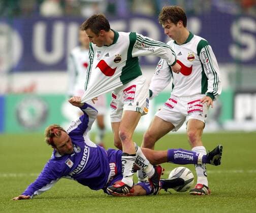 Alexander Schriebl (unten, Salzburg) gegen Steffen Hofmann (Mitte) und Andreas Ivanschitz (beide Rapid Wien) Fußball Herren tmobileBundesliga 2002 2003, 1. Österreichische Liga, SV Wüstenrot Salzburg - SK Rapid Wien 2:0 Gruppe Salzburg Dynamik, Kampf,