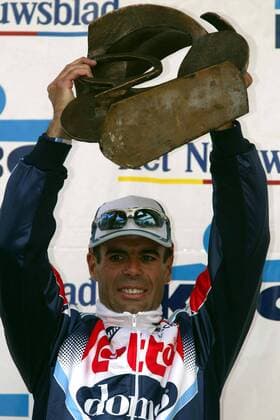 Sieger Peter van Petegem (Belgien Lotto - Domo) präsentiert stolz seinen Pokal Radsport Herren 87. Flandernrundfahrt 2003, Radrennsport, Straßenradsport, Straßenradrennsport, Radrennen, Vdig Einzelbild Meerbeke Flandern-Rundfahrt Freude, Begeisterung,
