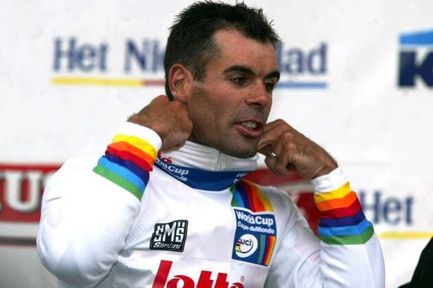 Sieger Peter van Petegem (Belgien Lotto - Domo) erhält das weiße Trikot des Weltcupführenden Radsport Herren 87. Flandernrundfahrt 2003, Radrennsport, Straßenradsport, Straßenradrennsport, Radrennen, Vdig Einzelbild Meerbeke, Saisonhighlight Flandern-Rundfahrt