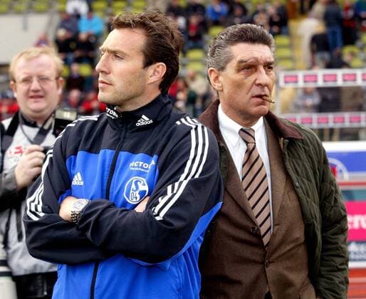 Interims-Teamchef Marc Wilmots (li.) und Manager Rudi Assauer (beide Schalke) Fußball 1. BL Herren Saison 2002 2003, Nürnberg - FC Schalke 04 0:0, Raucher, Rauchen, Vdig Gruppe Verletzung, verletzt Nürnberg