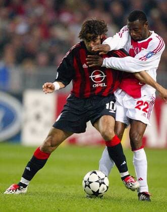 Rui Manuel Costa (Milan, li.) gegen Abubakari Yakubu (Ajax) - VERÖFFENTLICHUNGSRECHTE NUR FÜR DEUTSCHE MEDIEN Fußball EC 1 Herren Champions League 2002 2003, Viertelfinale, Ajax Amsterdam - AC Mailand 0:0, Vdig Gruppe Amsterdam Dynamik, Kampf,