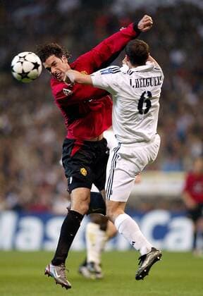 Ruud van Nistelrooy (li., ManU) gegen Helguera (Real) - NUR FREI FÜR DEUTSCHE MEDIEN Fußball EC 1 Herren Champions League 2002 2003, Real Madrid - Manchester United 3:1, Viertelfinale, Gruppe Madrid Dynamik, Höhe, Kampf,