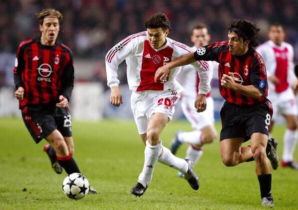 Jari Litmanen (Ajax, Mitte) gegen Gennaro Gattuso (Milan, re.) - VERÖFFENTLICHUNGSRECHTE NUR FÜR DEUTSCHE MEDIEN Fußball EC 1 Herren Champions League 2002 2003, Viertelfinale, Ajax Amsterdam - AC Mailand 0:0, Vdig Gruppe Amsterdam Dynamik,