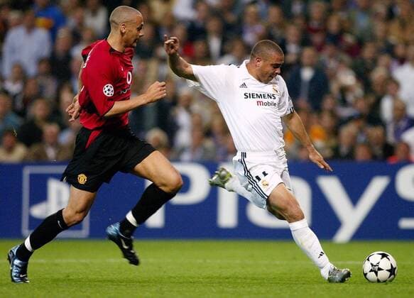 Rio Ferdinand (li., ManU) gegen Ronaldo (Real) - NUR FREI FÜR DEUTSCHE MEDIEN Fußball EC 1 Herren Champions League 2002 2003, Real Madrid - Manchester United 3:1, Viertelfinale, Gruppe Madrid Dynamik,