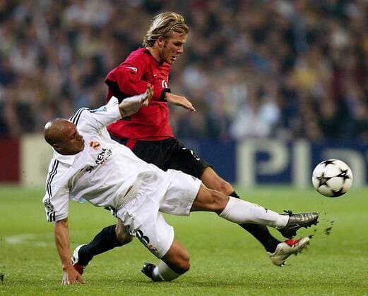 Roberto Carlos (li., Real) gegen David Beckham (ManU) - NUR FREI FÜR DEUTSCHE MEDIEN Fußball EC 1 Herren Champions League 2002 2003, Real Madrid - Manchester United 3:1, Viertelfinale, Gruppe Madrid Dynamik, Kampf,