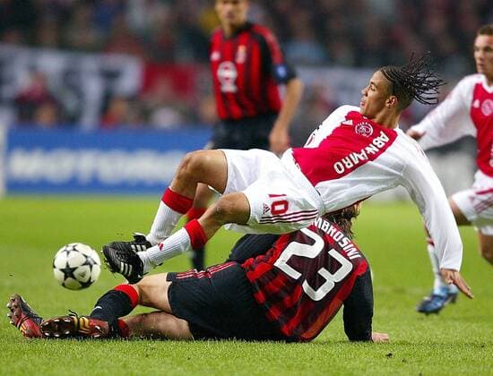 Steven Pienaar (Ajax, oben) wird von Ambrosini (Milan) zu Fall gebracht - VERÖFFENTLICHUNGSRECHTE NUR FÜR DEUTSCHE MEDIEN Fußball EC 1 Herren Champions League 2002 2003, Viertelfinale, Ajax Amsterdam - AC Mailand 0:0, Vdig Gruppe Amsterdam Dynamik, Kampf,