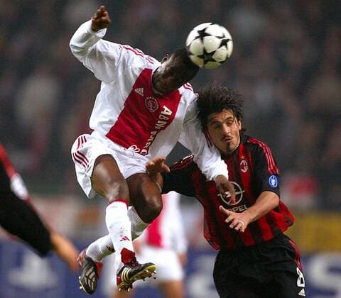 Abubakari Yakubu (Ajax, li.) gegen Gennaro Gattuso (Milan) - VERÖFFENTLICHUNGSRECHTE NUR FÜR DEUTSCHE MEDIEN Fußball EC 1 Herren Champions League 2002 2003, Viertelfinale, Ajax Amsterdam - AC Mailand 0:0, Vdig Gruppe Amsterdam Dynamik,