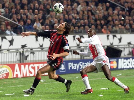 Paolo Maldini (Milan, li.) gegen Hatem Trabelsi (Ajax) Fußball EC 1 Herren Champions League 2002 2003, Viertelfinale, Ajax Amsterdam - AC Mailand 0:0, Vdig Gruppe Amsterdam Dynamik,