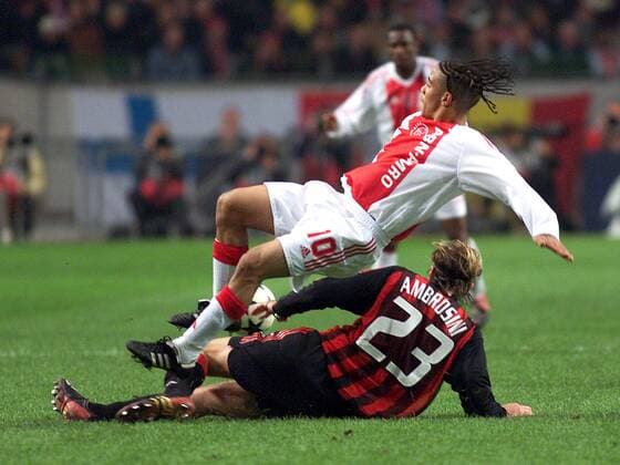 Steven Pienaar (Ajax, oben) wird von Massimo Ambrosini (Milan) zu Fall gebracht Fußball EC 1 Herren Champions League 2002 2003, Viertelfinale, Ajax Amsterdam - AC Mailand 0:0, Vdig Gruppe Amsterdam Dynamik, Kampf,