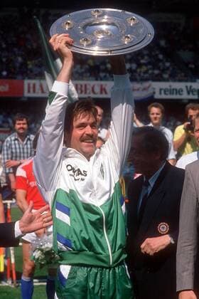 Mirko Votava (Bremen) präsentiert stolz die Meisterschale Fußball 1. BL Herren Saison 1987 1988, SV Werder Bremen, Deutscher Meister, Deutsche Meisterschaft, Meisterfeier, Vneg Einzelbild Bremen Freude,