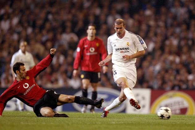 Ryan Giggs (ManU, li.) kommt zu spät gegen Zinedine Zidane (Real) Fußball EC 1 Herren Champions League 2002 2003, Viertelfinale, Real Madrid - Manchester United 3:1, Vdig Gruppe Madrid Dynamik,  