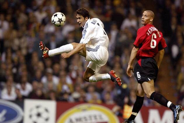 Raul Gonzalez (Real, li.) vor Rio Ferdinand (ManU) Fußball EC 1 Herren Champions League 2002 2003, Viertelfinale, Real Madrid - Manchester United 3:1, Vdig Gruppe Madrid Dynamik, Höhe,  